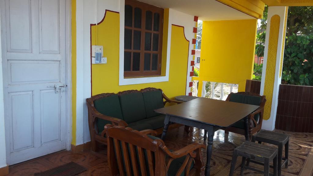 Yellow House Hotel Calangute Exterior photo